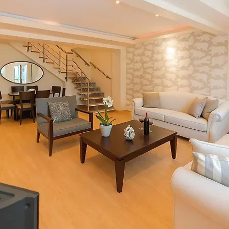 Hera's With Private Pool And Lush Garden