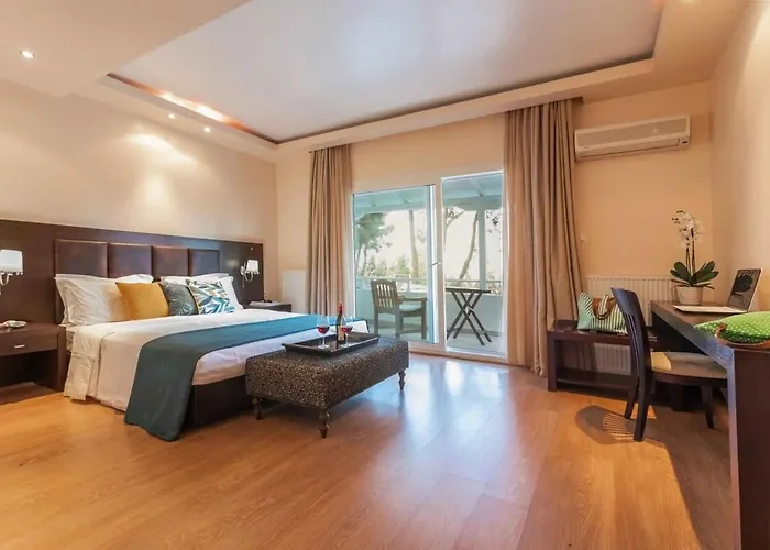 Hera's With Private Pool And Lush Garden Villa