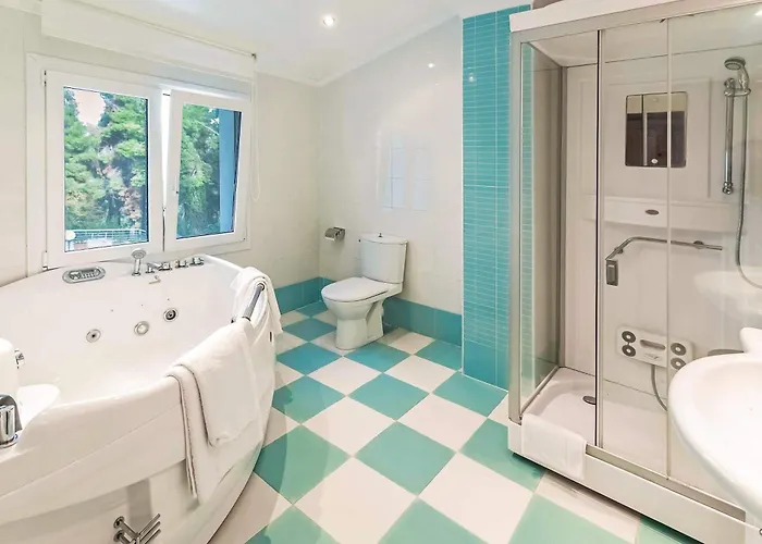 Hera's With Private Pool And Lush Garden Villa