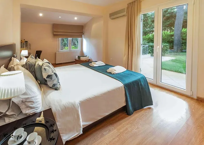 Hera's With Private Pool And Lush Garden Villa *